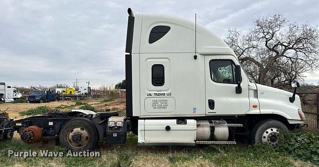 Image of Freightliner Cascadia equipment image 3