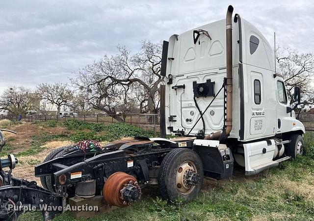 Image of Freightliner Cascadia equipment image 4