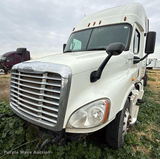 Image of Freightliner Cascadia equipment image 1