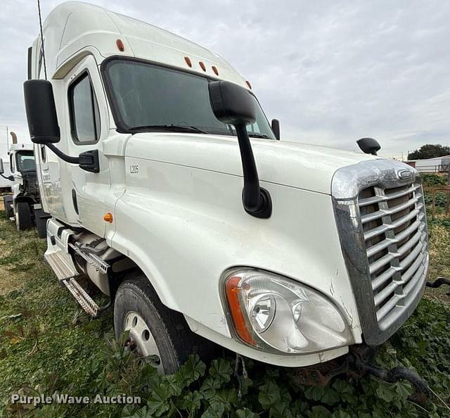 Image of Freightliner Cascadia equipment image 2