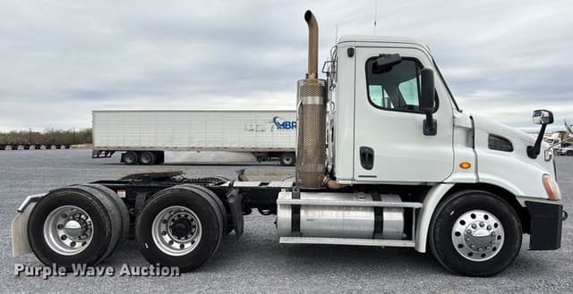 Image of Freightliner Cascadia equipment image 3