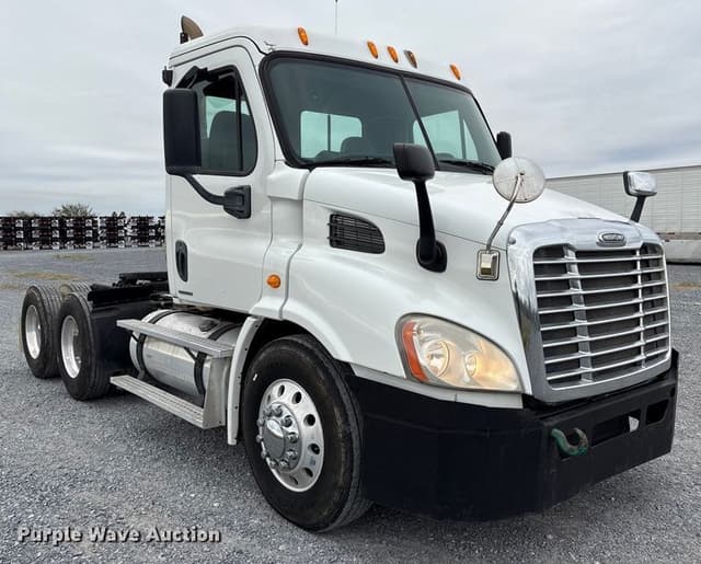 Image of Freightliner Cascadia equipment image 2