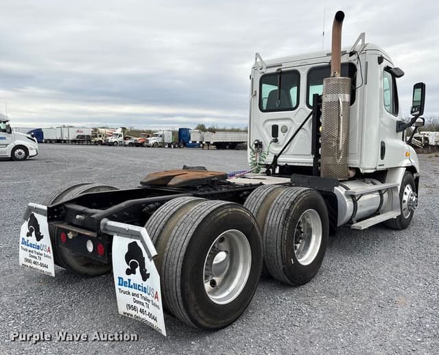 Image of Freightliner Cascadia equipment image 4
