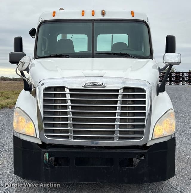 Image of Freightliner Cascadia equipment image 1