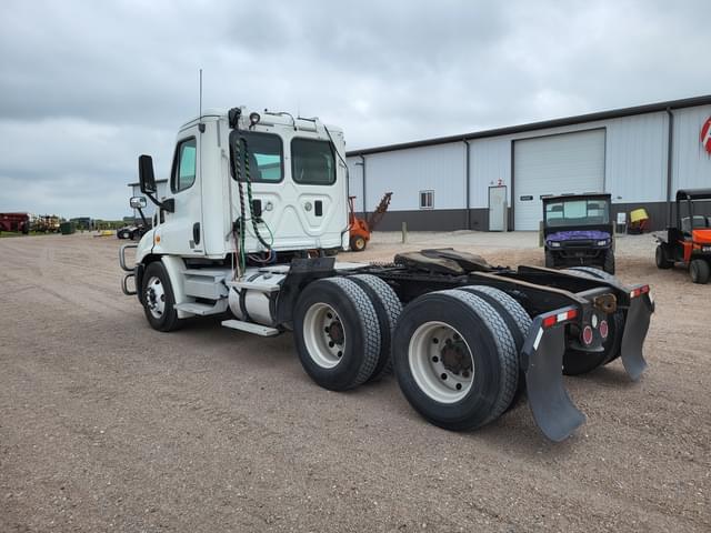 Image of Freightliner Cascadia equipment image 3