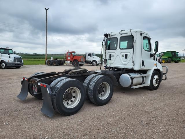 Image of Freightliner Cascadia equipment image 2