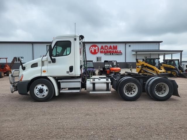 Image of Freightliner Cascadia equipment image 4