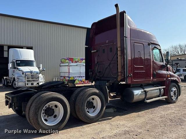 Image of Freightliner Cascadia equipment image 4