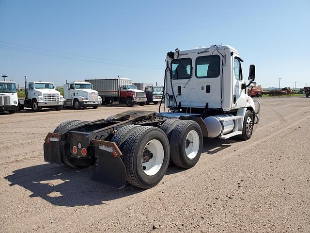 Image of Freightliner Cascadia equipment image 2