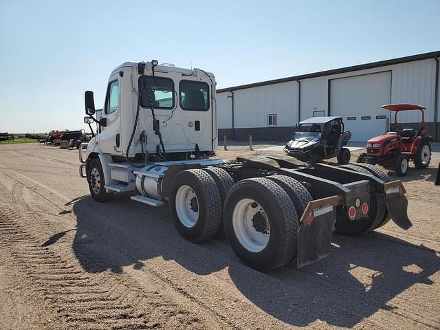 Image of Freightliner Cascadia equipment image 3