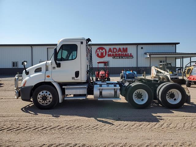 Image of Freightliner Cascadia equipment image 4