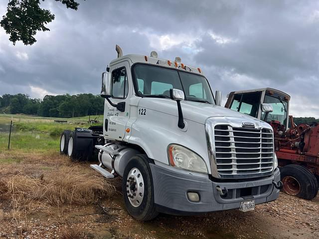 Image of Freightliner Cascadia equipment image 4