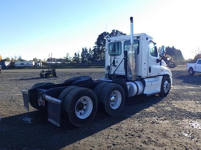 Image of Freightliner Cascadia equipment image 3