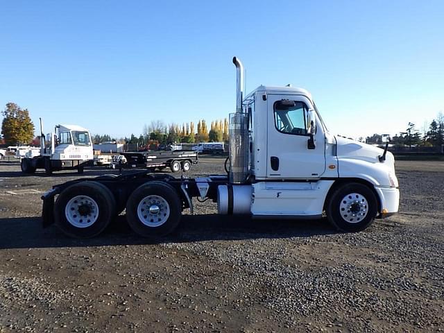 Image of Freightliner Cascadia equipment image 2