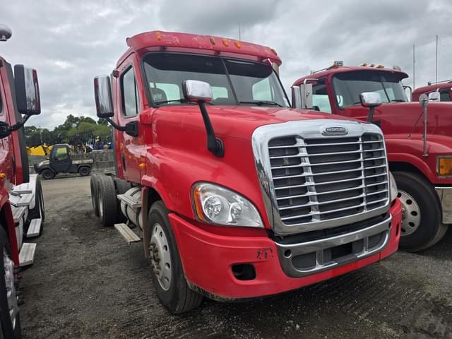 Image of Freightliner Cascadia equipment image 2