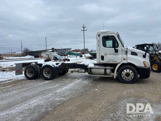 Image of Freightliner Cascadia equipment image 2