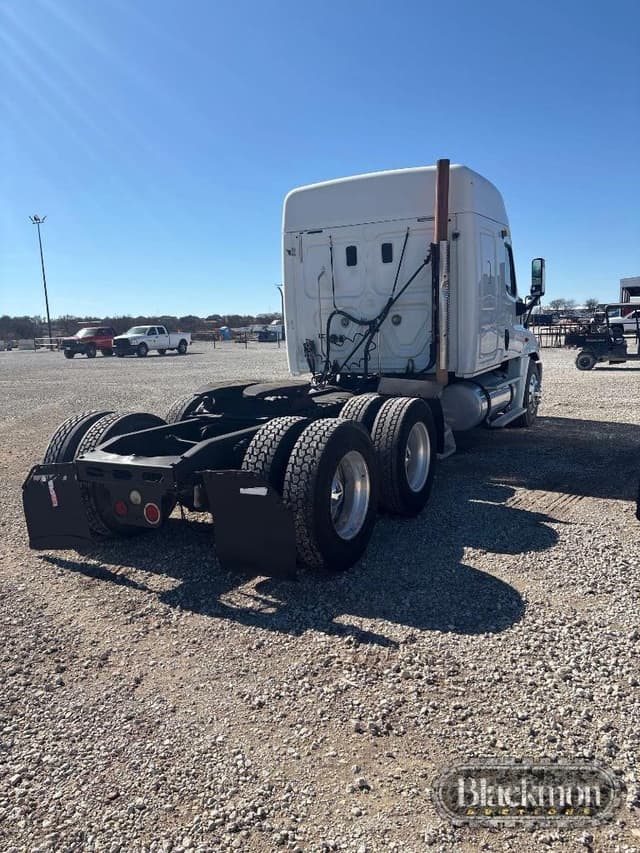 Image of Freightliner Cascadia equipment image 3