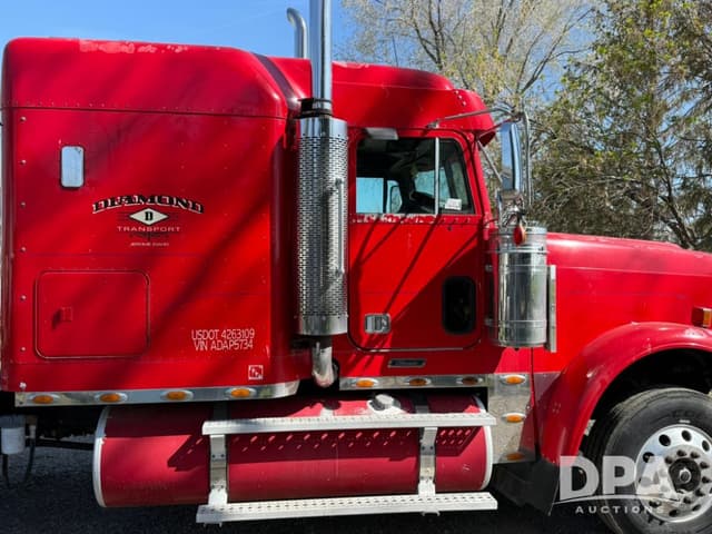 Image of Freightliner Classic equipment image 2