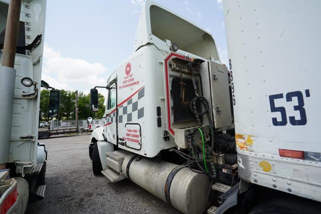Image of Freightliner Columbia 120 equipment image 1