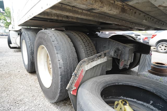 Image of Freightliner Columbia 120 equipment image 2