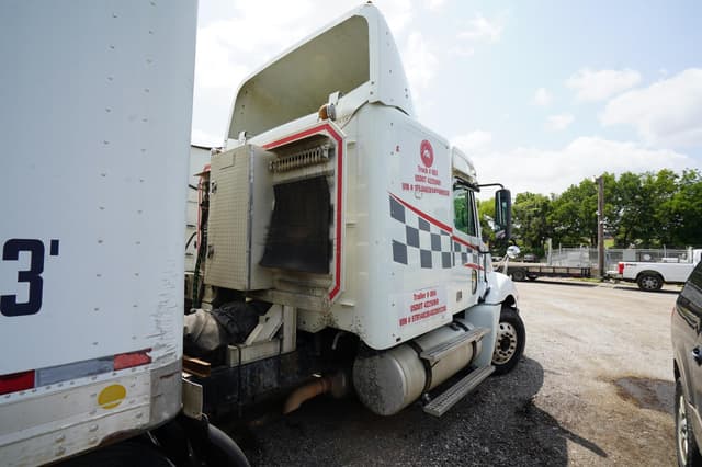 Image of Freightliner Columbia 120 equipment image 4