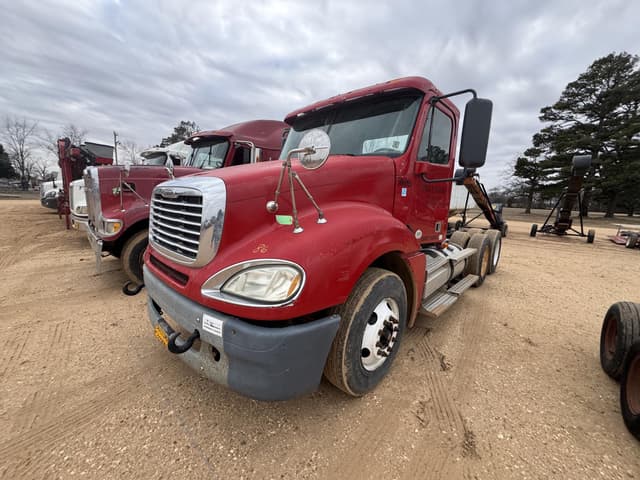 Image of Freightliner Columbia 120 equipment image 1
