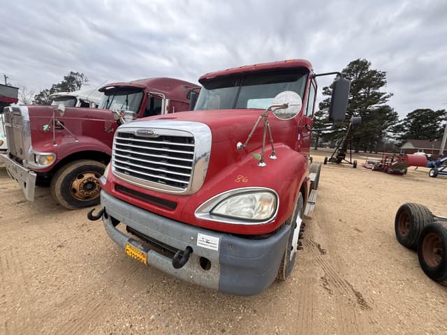 Image of Freightliner Columbia 120 equipment image 2