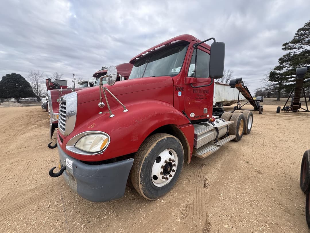 Image of Freightliner Columbia 120 Primary image