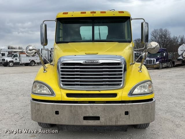 Image of Freightliner Columbia 120 equipment image 1