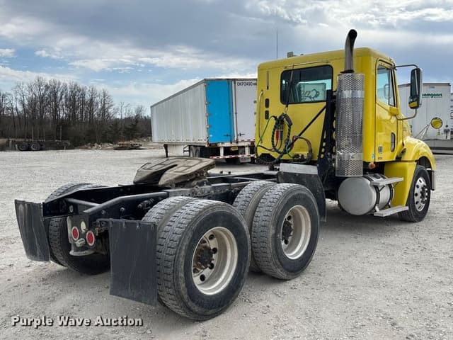 Image of Freightliner Columbia 120 equipment image 4