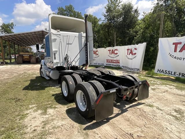 Image of Freightliner Columbia 120 equipment image 2