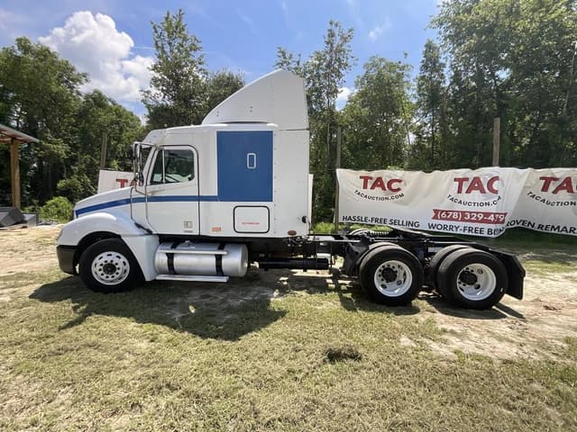 Image of Freightliner Columbia 120 equipment image 1