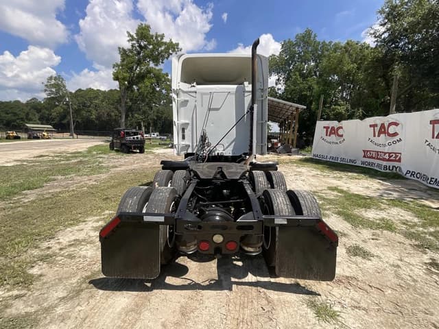 Image of Freightliner Columbia 120 equipment image 3