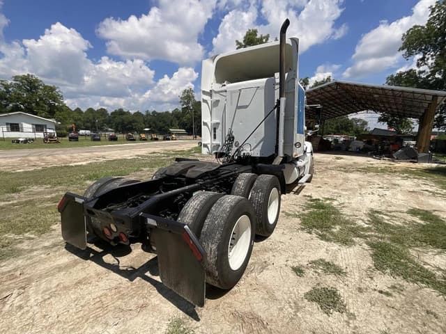 Image of Freightliner Columbia 120 equipment image 4