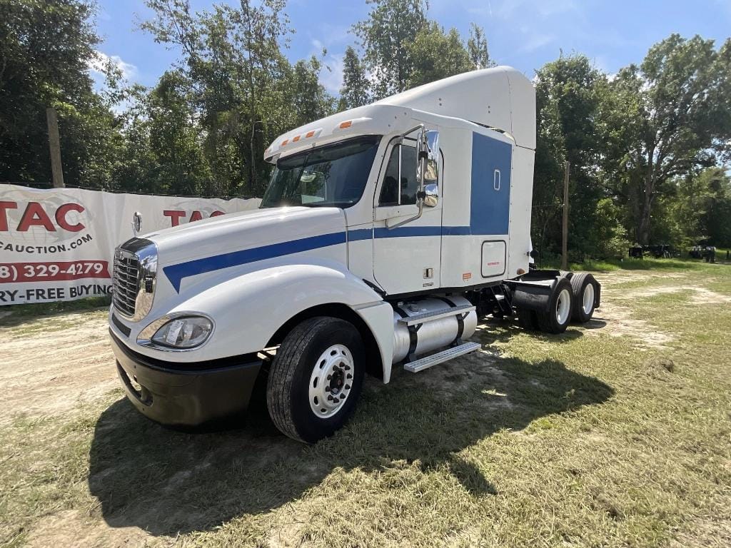 2010 Freightliner Columbia 120 Equipment Image0