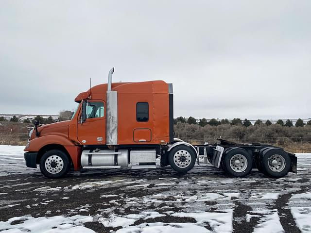 Image of Freightliner Columbia 120 equipment image 2