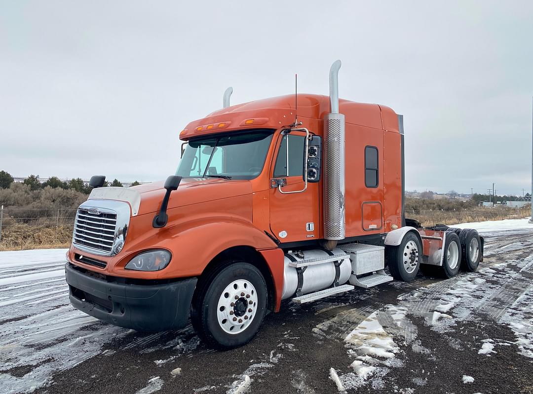 Image of Freightliner Columbia 120 Primary image