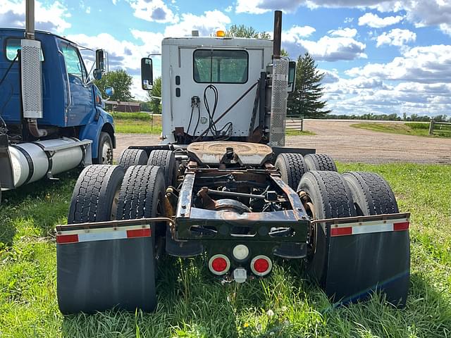 Image of Freightliner Columbia equipment image 3