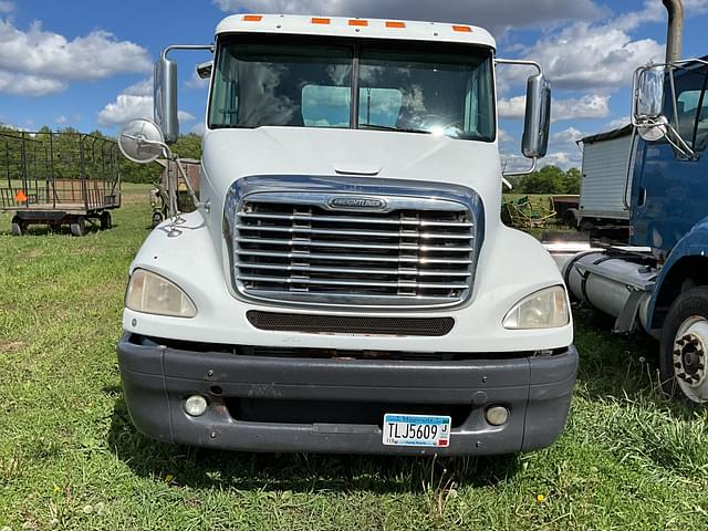 Image of Freightliner Columbia equipment image 2