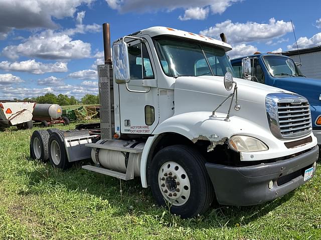 Image of Freightliner Columbia equipment image 1