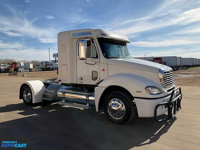 Image of Freightliner Columbia equipment image 1