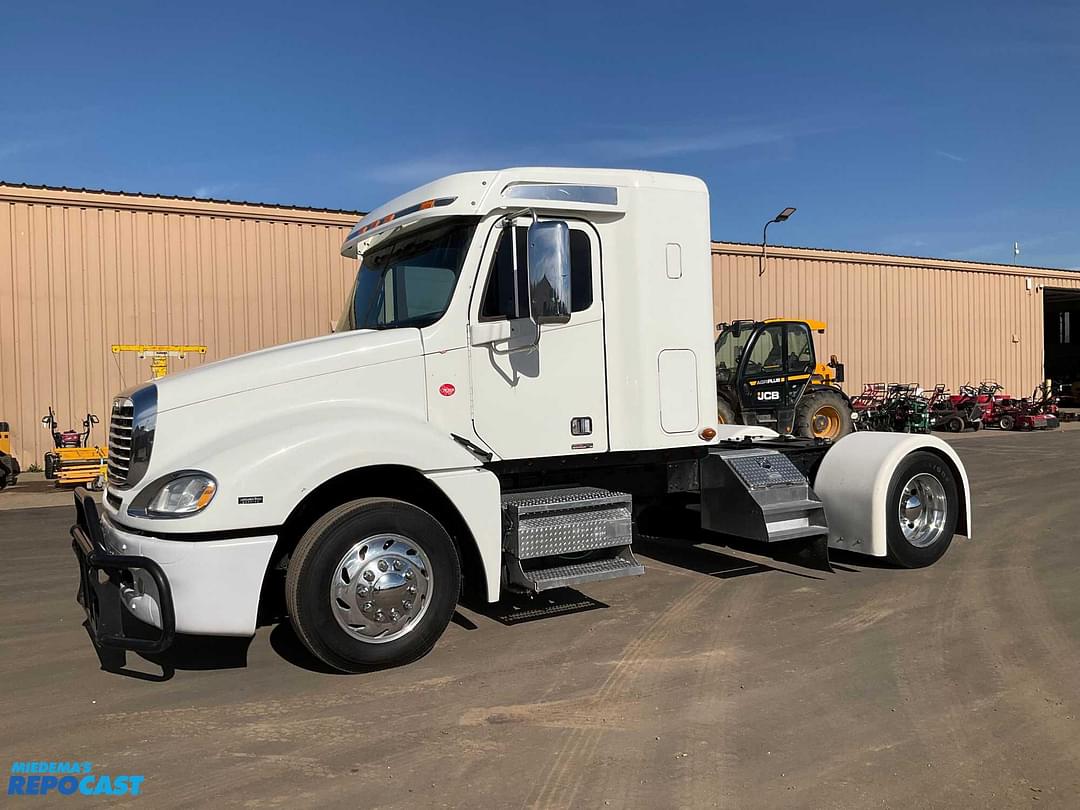 Image of Freightliner Columbia Primary image