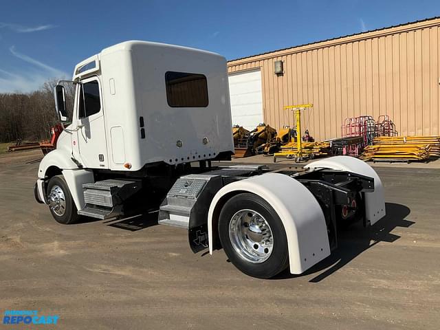 Image of Freightliner Columbia equipment image 3