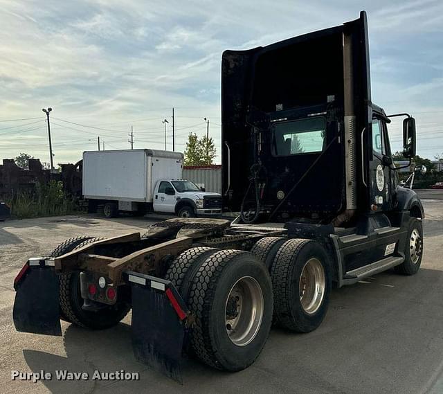 Image of Freightliner Columbia equipment image 4