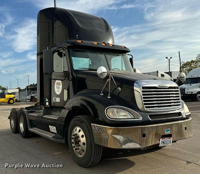 Image of Freightliner Columbia equipment image 2