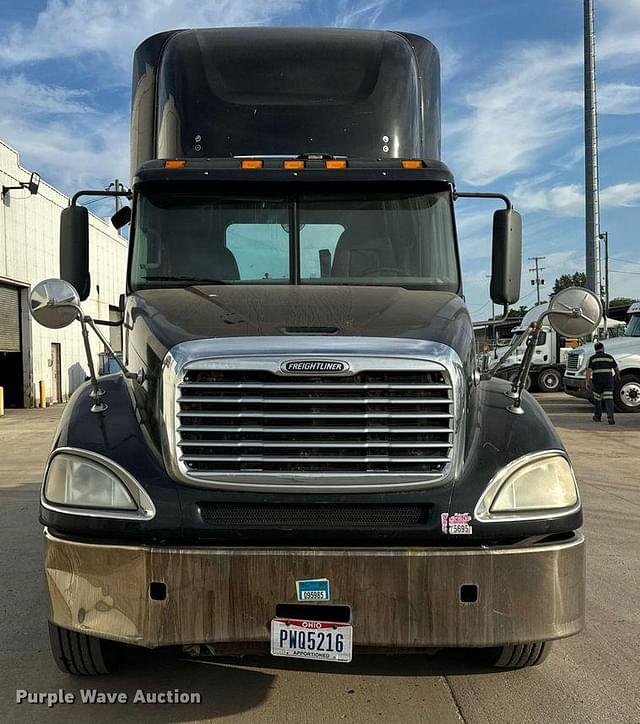 Image of Freightliner Columbia equipment image 1