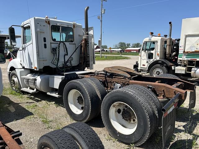 Image of Freightliner Columbia equipment image 1