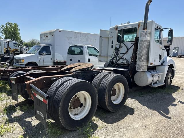 Image of Freightliner Columbia equipment image 3