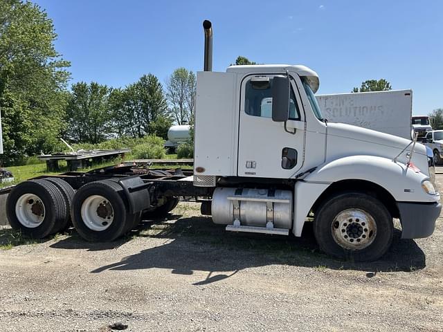 Image of Freightliner Columbia equipment image 4