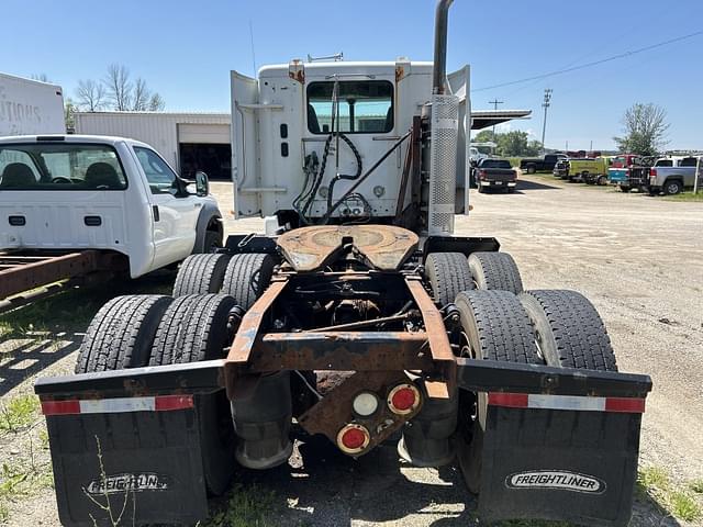 Image of Freightliner Columbia equipment image 2